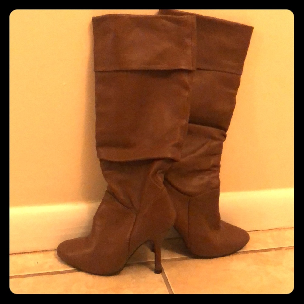 Victoria Secret Brown leather high knee 👢 boots .
